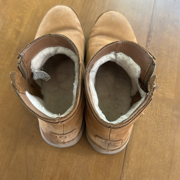 UGG, leather fur lined women’s ankle boots with zippers - Picture 3 of 9